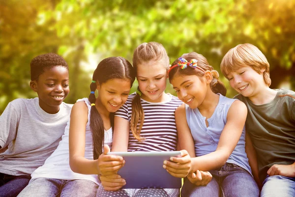 Barn som använder digital tablet — Stockfoto