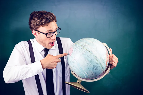 Geeky Geschäftsmann zeigt auf Globus — Stockfoto
