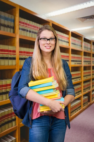 Estudante bonito na biblioteca — Fotografia de Stock