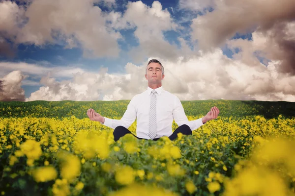 Дзен-бизнесмен медитирует в позе лотоса — стоковое фото