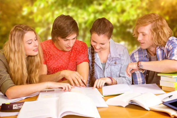 Estudantes universitários fazendo lição de casa na biblioteca — Fotografia de Stock
