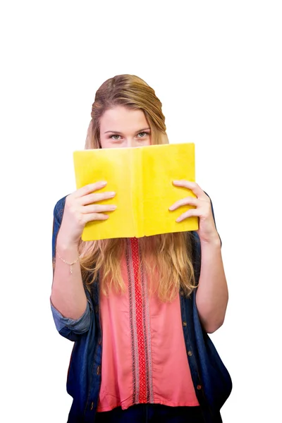 Imagem composta de estudante cobrindo rosto com livro na biblioteca — Fotografia de Stock