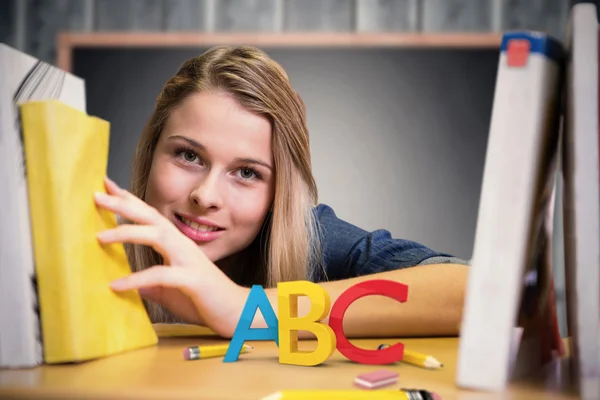 Hezká student v knihovně — Stock fotografie