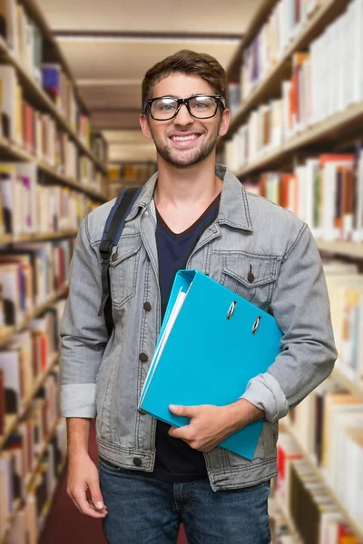 Student, uśmiecha się do kamery w bibliotece — Zdjęcie stockowe