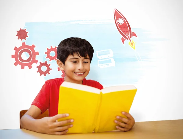 Bonito menino leitura livro na biblioteca — Fotografia de Stock