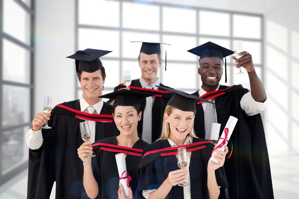 Groep mensen zijn afstuderen aan college — Stockfoto