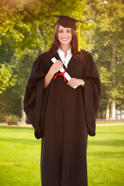 Graduado segurando um grau — Fotografia de Stock