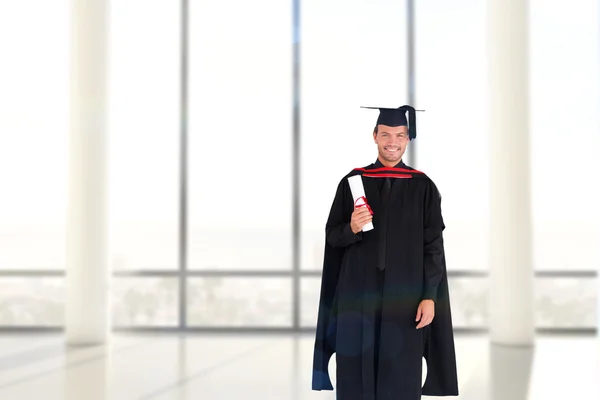 Charmante afgestudeerde jongen met zijn diploma — Stockfoto