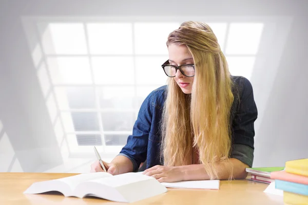 Estudante que estuda na biblioteca — Fotografia de Stock