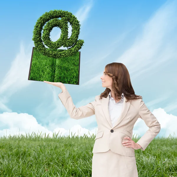 Žena držící knihu trávník — Stock fotografie