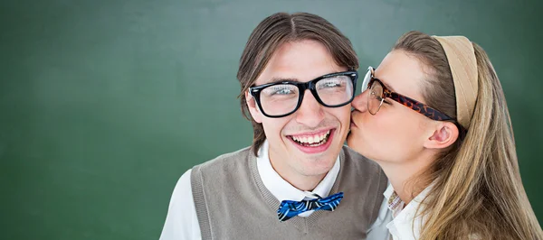 Geeky kuste haar vriendje hipster — Stockfoto