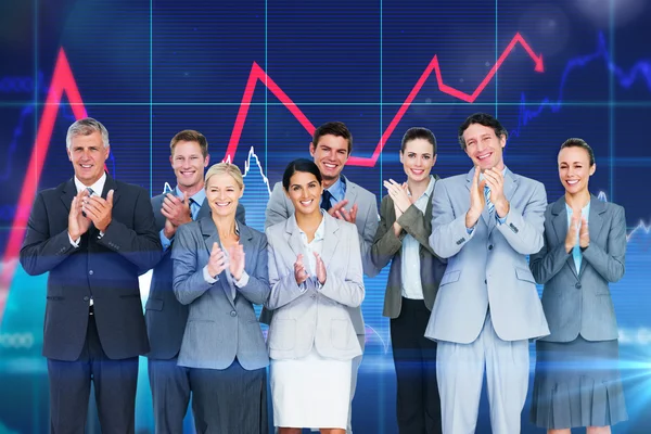 Lächelndes Business-Team applaudiert — Stockfoto