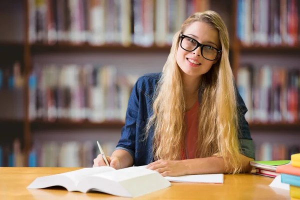 Student som studerar i biblioteket — Stockfoto