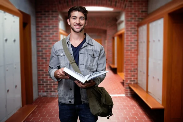 Студент улыбается в библиотеке перед камерой — стоковое фото