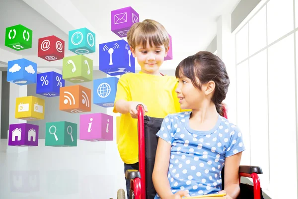 Nette Schüler in der Bibliothek — Stockfoto