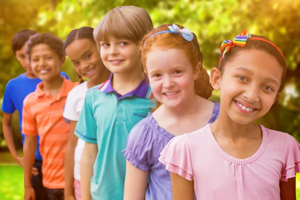 Lächelnde Schüler gegen Bäume — Stockfoto