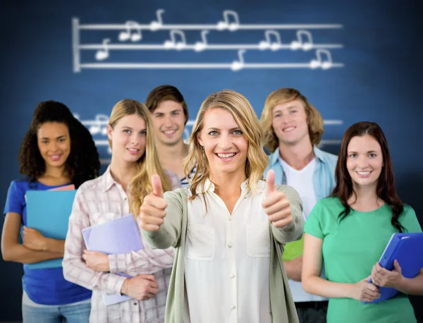 Studenti gesticolando pollici verso l'alto — Foto Stock