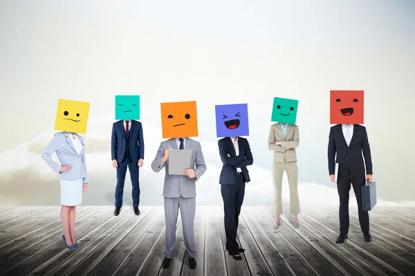 Personas con cajas en la cabeza —  Fotos de Stock