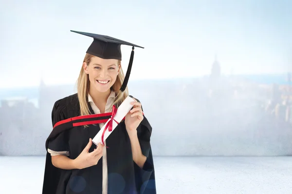 Frau lächelt über ihren Abschluss — Stockfoto