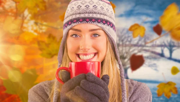 Felice bionda in vestiti invernali tenendo tazza — Foto Stock