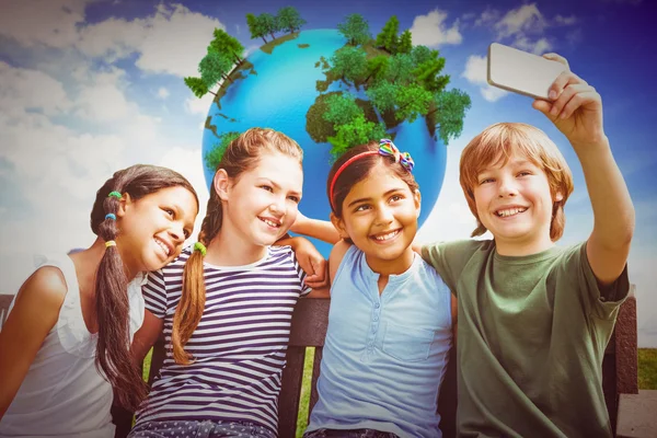 Enfants heureux prenant selfie au parc — Photo