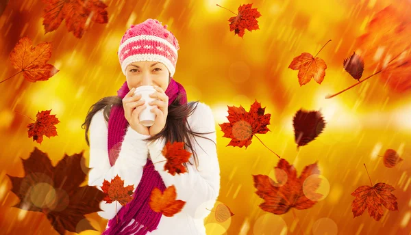 Imagen compuesta de morena de invierno con café —  Fotos de Stock