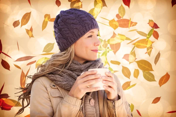 Blond kvinna med kaffe mugg — Stockfoto