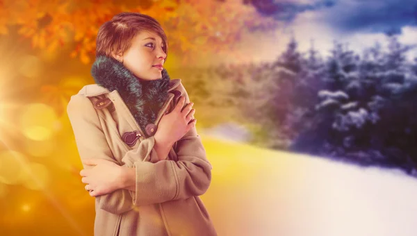 Вдумчивая женщина в зимнем пальто — стоковое фото