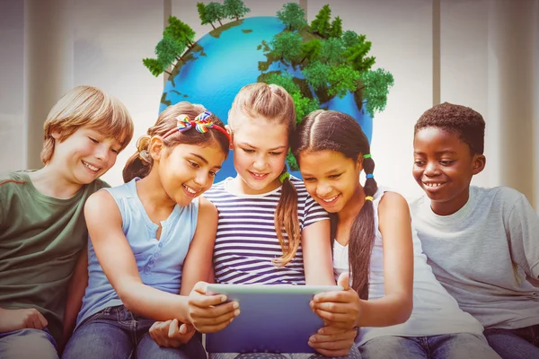 Enfants utilisant une tablette numérique au parc — Photo
