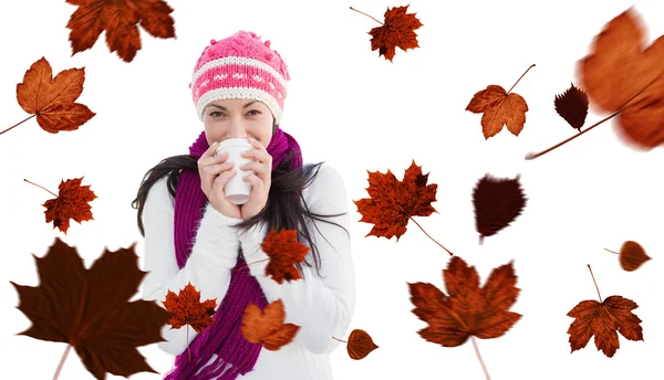 Brunett kvinna med kaffe mugg — Stockfoto