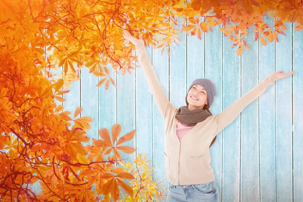 Brunette woman standing arms open — Stock Photo, Image