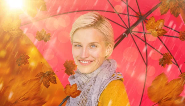 Hymyilevä nainen pitelee sateenvarjoa — kuvapankkivalokuva