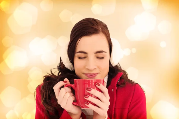 Vrouw in winterkleren genieten van een warm drankje — Stockfoto