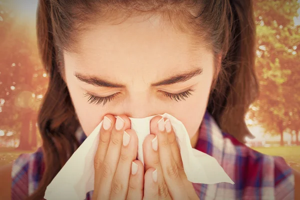 Close-up van zieke vrouw niezen in een weefsel — Stockfoto