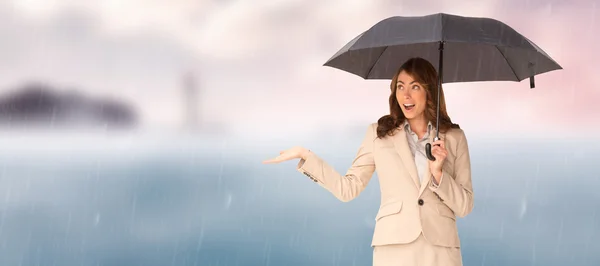 Elegante Geschäftsfrau mit schwarzem Regenschirm — Stockfoto