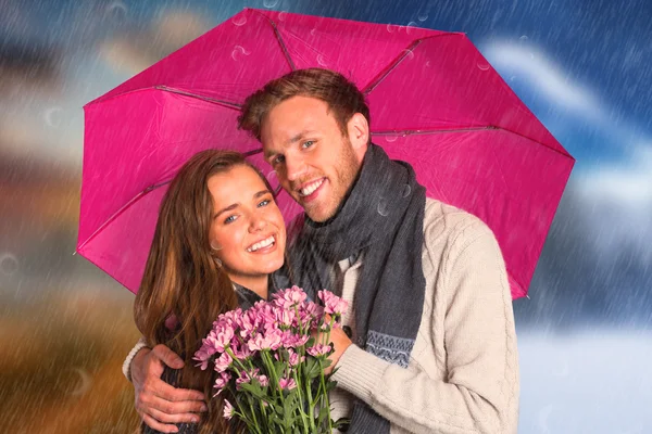 Giovane coppia con fiori e ombrello — Foto Stock