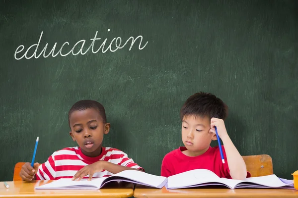 Onderwijs tegen groene schoolbord — Stockfoto