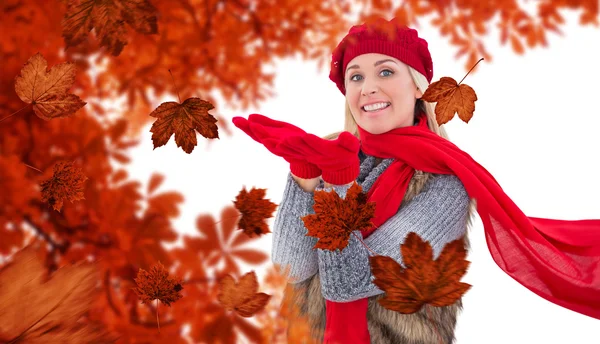 Blond kvinna i vinterkläder — Stockfoto