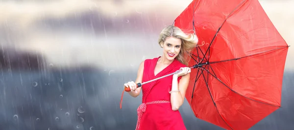 Souriant blonde tenant parapluie — Photo