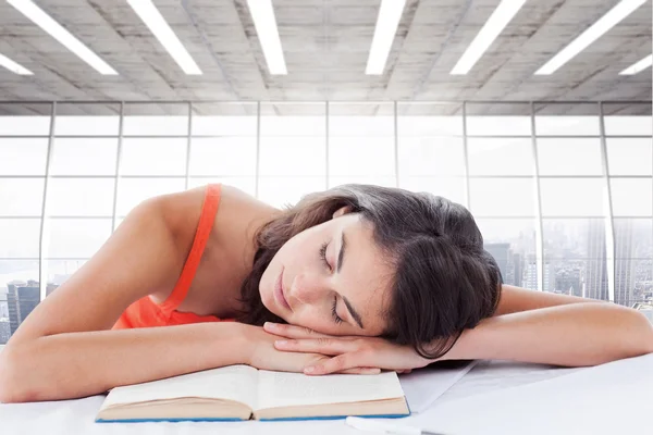 Сплячий студент голова на її книгах — стокове фото