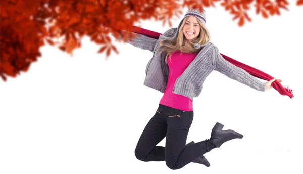 Mooie blonde springen in winterkleren — Stockfoto