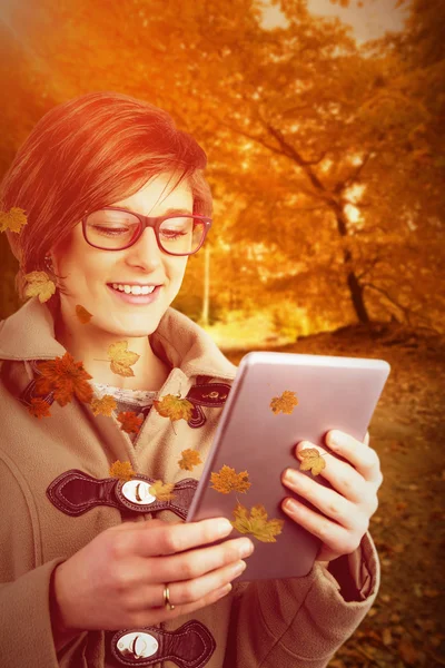 Dijital tablet kullanarak gözlük gülümseyen kadın — Stok fotoğraf