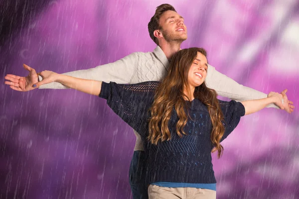 Romantico giovane coppia con le braccia fuori — Foto Stock