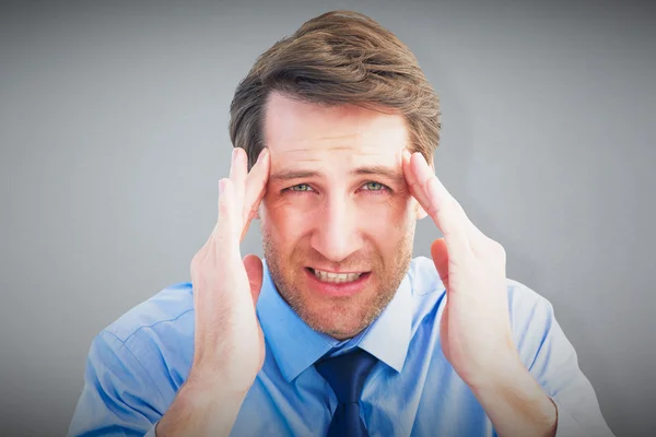 Şiddetli baş ağrısı ile genç işadamı — Stok fotoğraf