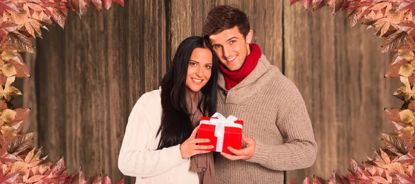 Oung casal segurando um presente — Fotografia de Stock