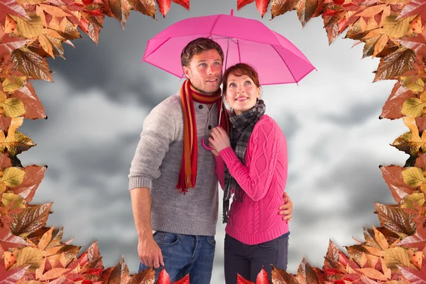 Casal de pé debaixo de um guarda-chuva — Fotografia de Stock