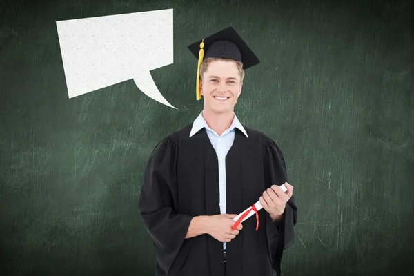 Mann lächelt, als hätte er gerade sein Studium abgeschlossen — Stockfoto