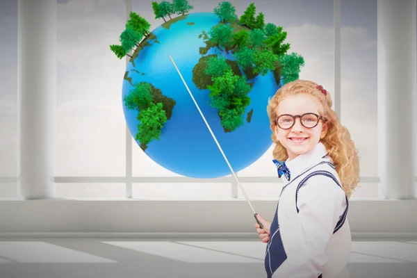 Gelukkig schoolmeisje wijzen — Stockfoto