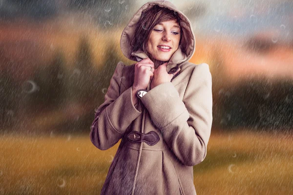 Mujer sonriente en abrigo de invierno —  Fotos de Stock