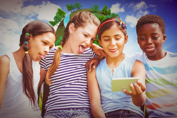 Niños felices tomando selfie en el parque — Foto de Stock